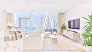 Departamento panorámico, 2 habitaciones, balcón, frente al océano | Área de sala de estar | Televisión LED, Netflix, Hulu y reproductor de DVD