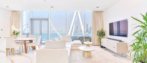 Panorama appartement, 2 slaapkamers, balkon, aan zee | Woonruimte | Een 75-inch ledtelevisie met satellietzenders, televisie en Netflix