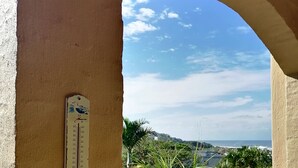 A balcony with a view of the beach, a thermometer, and a star decoration. - Crayfish Inn No.4 (Margate)