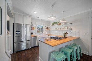 Réfrigérateur, four à micro-ondes, un four, surface de cuisson