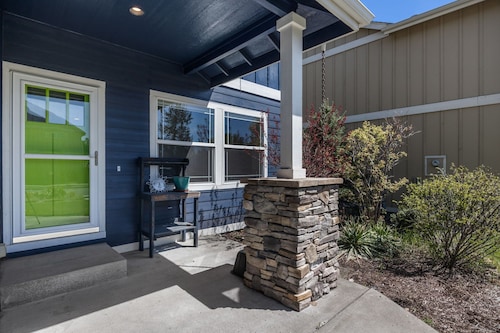 Dog Friendly ~ Bonus Room ~ Fireplace ~ BBQ ~ Fenced Yard ~ Close to Park!