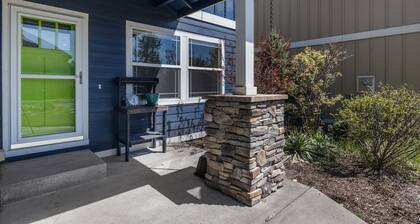 Dog Friendly ~ Bonus Room ~ Fireplace ~ BBQ ~ Fenced Yard ~ Close to Park!