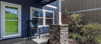 Dog Friendly ~ Bonus Room ~ Fireplace ~ BBQ ~ Fenced Yard ~ Close to Park!