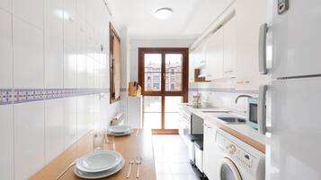 Een koelkast, een microgolfoven, een oven, een kookplaat