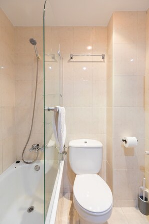 Bathtub, hair dryer, bidet, towels - Eihera - baskeyrentals (Irun)