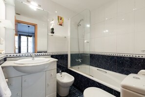 Bathtub, hair dryer, bidet, towels - Eihera - baskeyrentals (Irun)
