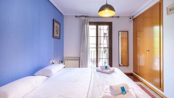 2 slaapkamers, een bureau, een strijkplank/strijkijzer, wifi