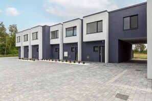 Front of property - Lake House Sosnowy Las Mielno by Renters (Mielno)