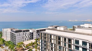 Ein modernes Hotel mit Blick auf das Meer und die Stadtlandschaft.