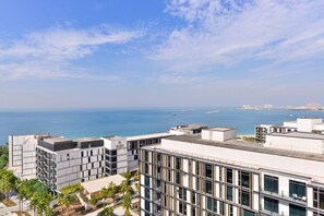 5 piscines extérieures, piscine chauffée, chaises longues