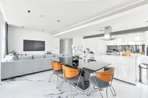 Appartement Luxe, 3 chambres, balcon, vue mer | Salle à manger