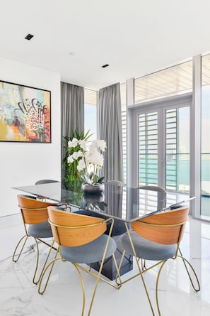 Appartement Luxe, 3 chambres, balcon, vue mer | Salle à manger