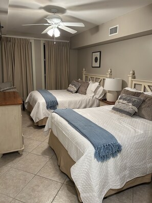 Tabla de planchar con plancha, wifi gratis y ropa de cama