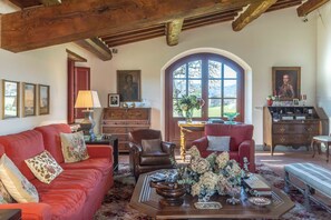 Televisie, een open haard en een stereo