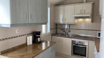 Kühlschrank, Mikrowelle, Ofen, Geschirrspüler