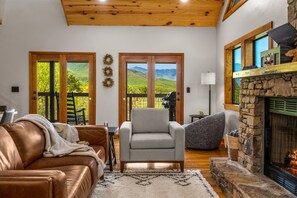 Smart-TV, Kamin, DVD-Player, Bücher