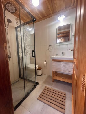 Rom – comfort | Bad | Dusj, toalettartikler (inkludert), hårføner og tøfler