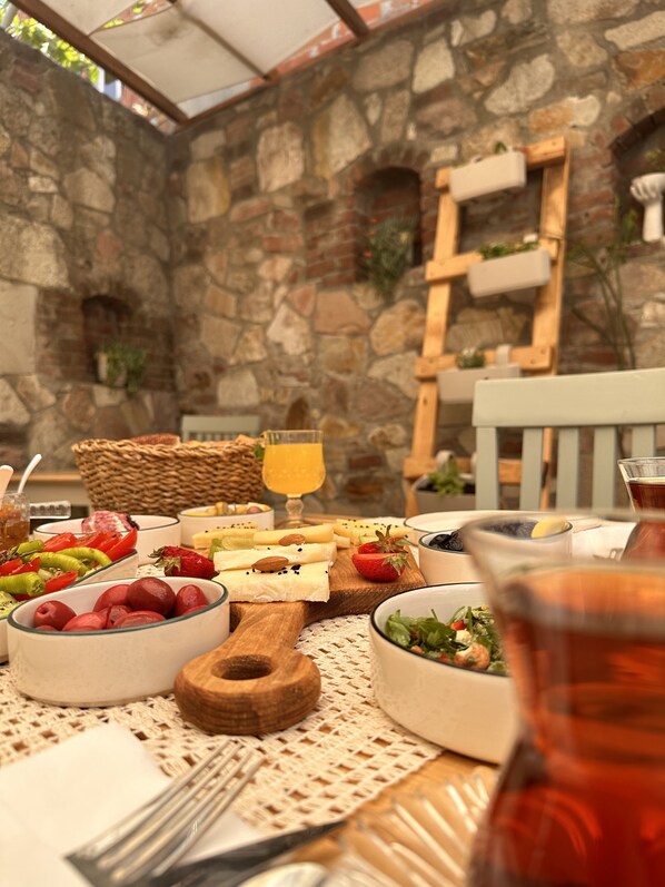 Free daily continental breakfast - Hanole Guest House (Ayvalik)