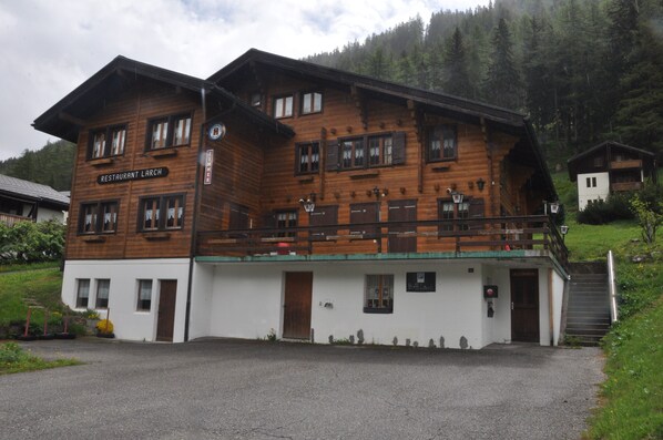 Un edificio de madera con un letrero que dice 'RESTAURANT LARCH'.