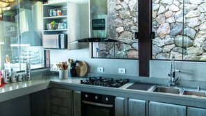 Villa | Privékeuken | Een koelkast met diepvriezer, een microgolfoven, een oven