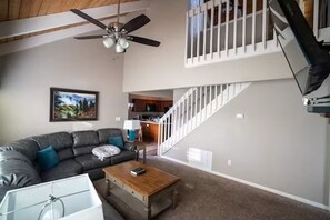 TV, lettore DVD, tavolo da calcetto, tavolo da ping pong