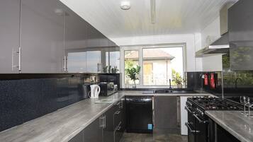 Cottage | Private kitchen | Fridge, dishwasher, electric kettle, toaster