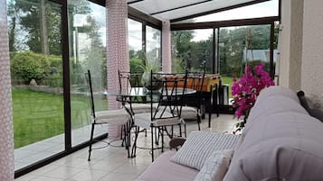 Smart-tv och ett bordtennisbord