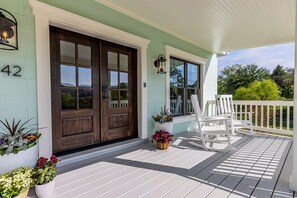 Terrace/patio - Mint Cottage at Little Washington - a modern, spacious retreat with a view (Washington)