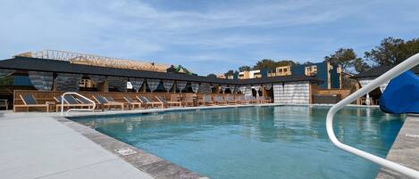 Een verwarmd zwembad