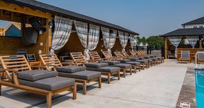 Admiral's Abode - Fully Loaded! Walk to the beach, Dogs ok!, Huge SW Pool!