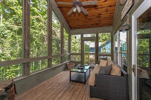 Smart-TV, peis, bøker og printere