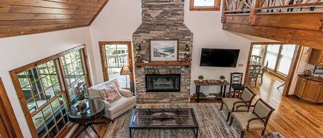 TV connectée, cheminée, livres, imprimantes