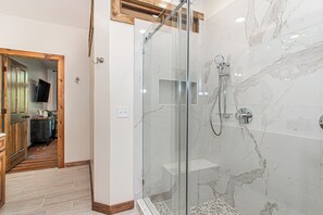 Combined shower/tub, towels