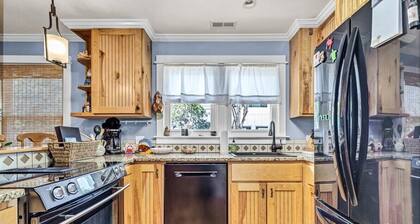 Cheerful Cottage - Beach Retreat - Near the Boardwalk
