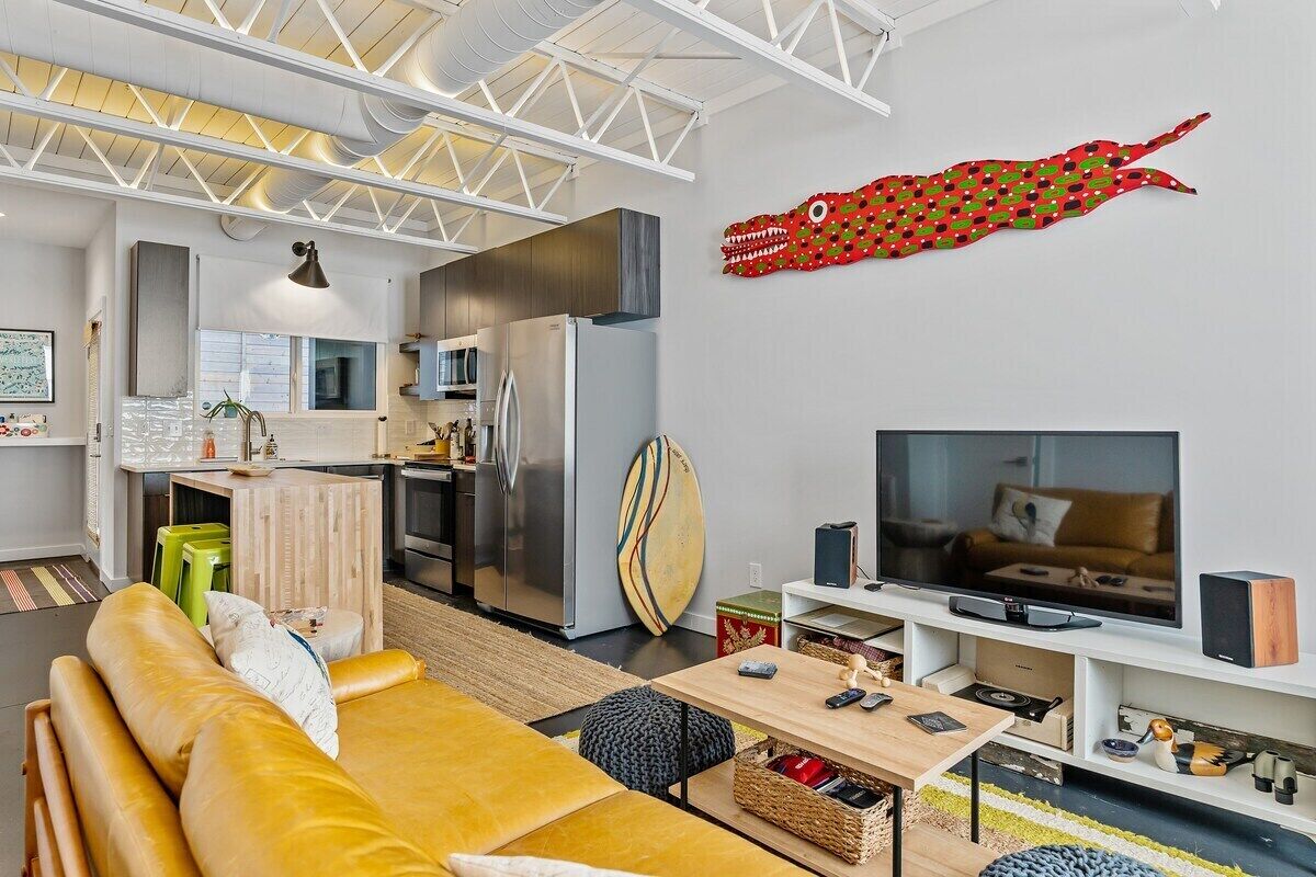 South Front Townhouse - Downtown Bright Modern