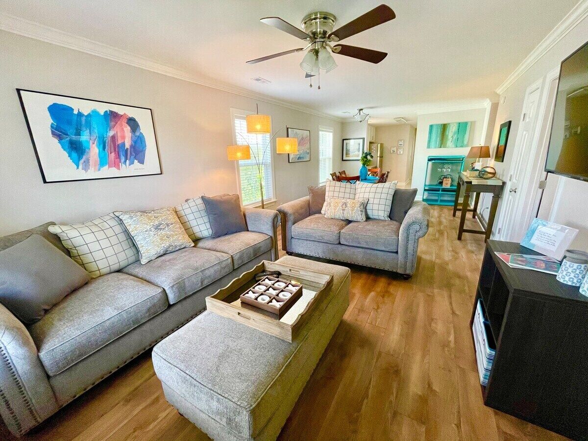 Bernice's Teal Cottage - Downtown - New!