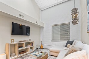 TV - Chic Downtown Loft - Parking - Central New (Wilmington)