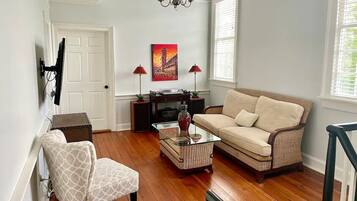 Una televisión, una chimenea