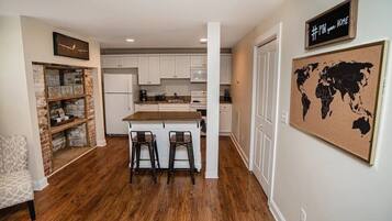 Refrigerador, horno, parrilla de estufa y cafetera y tetera