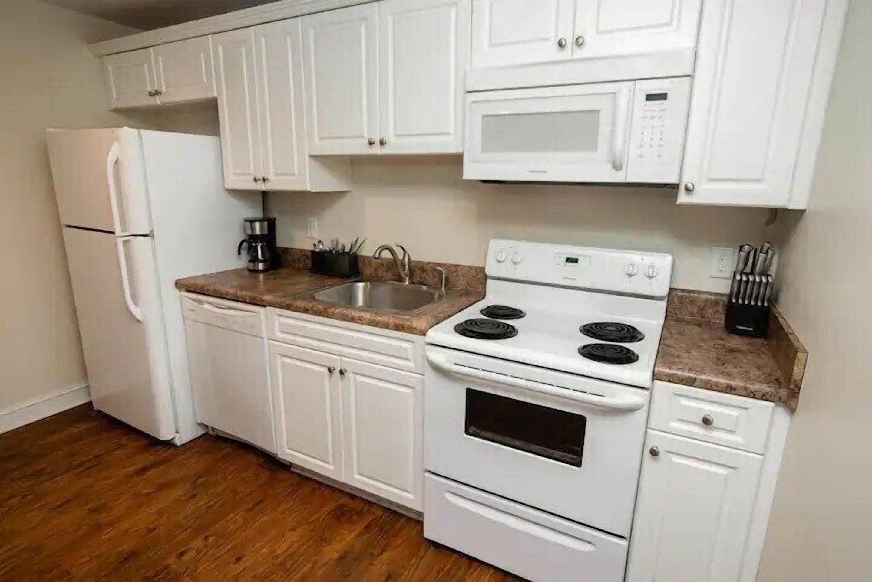 Fridge, oven, stovetop, coffee/tea maker