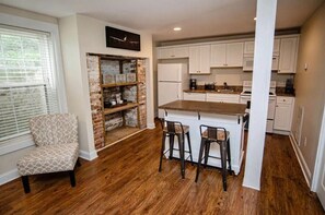 Réfrigérateur, four, plaque de cuisson, cafetière/bouilloire