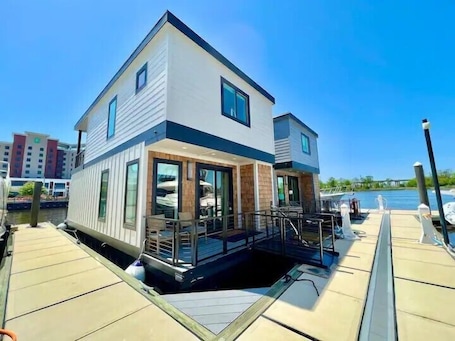 Exterior. The Regency - Houseboat Downtown