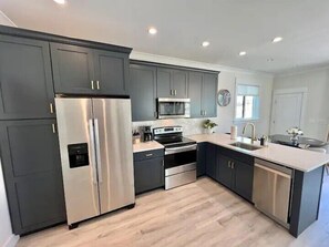 Fridge, oven, stovetop, dishwasher - The Regency - Houseboat Downtown (Wilmington)