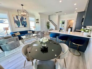 TV - The Regency - Houseboat Downtown (Wilmington)