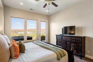 3 bedrooms, desk, iron/ironing board, travel crib - Gateway to Fun: Private Hot Tub, Community Pools, Bbq (Washington)