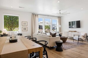 Televisión, chimenea, videojuegos, mesa de ping pong