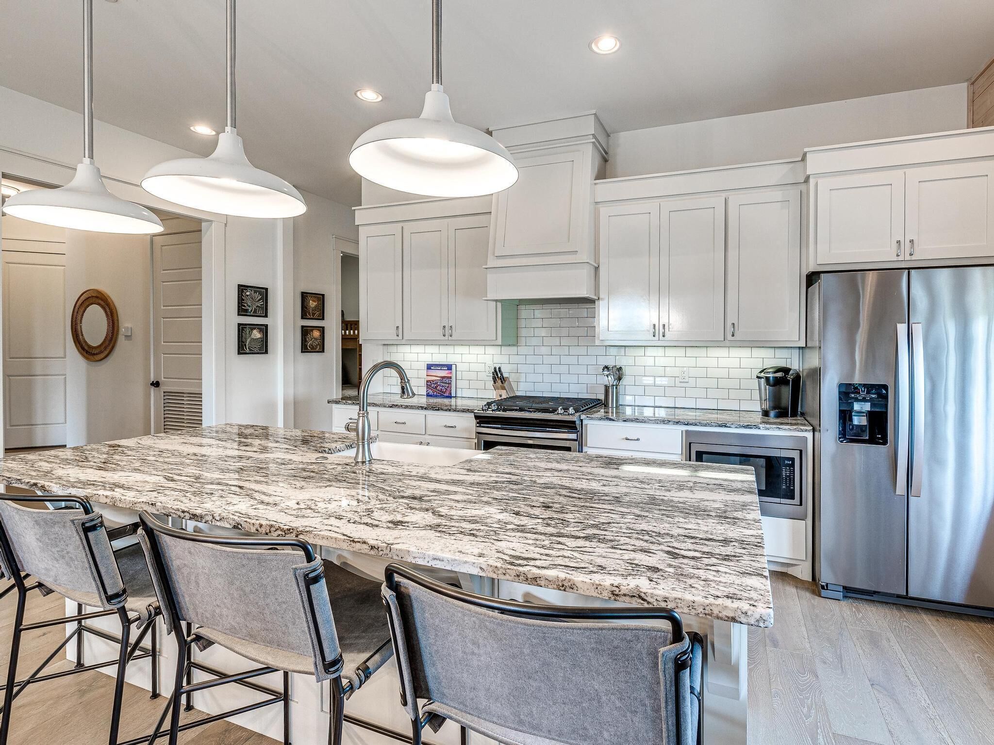 Réfrigérateur, cafetière/bouilloire, grille-pain