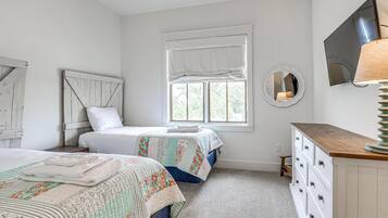 4 bedrooms, iron/ironing board, Internet, bed sheets