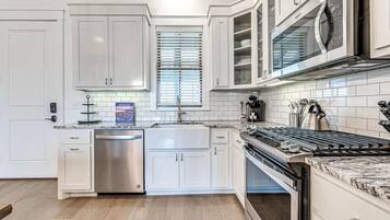 Fridge, microwave, stovetop, dishwasher