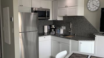 Kühlschrank, Mikrowelle, Herdplatte, Wasserkocher mit Kaffee-/Teezubehör